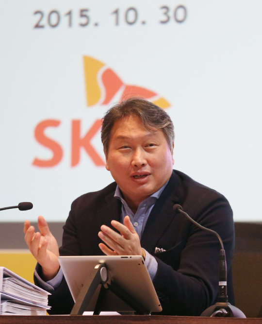 최태원 SK그룹 회장이 30일 제주도에서 '따로 또 같이 3.0을 통한 새로운 도약'을 주제로 열린 CEO 합숙 세미나에서 마무리 발언을 하고 있다. <SK그룹 제공>